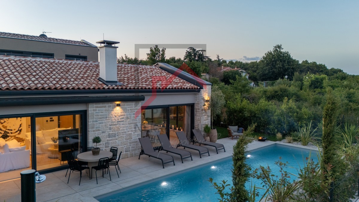 Istra, območje Poreča - Moderna enonadstropna vila, tri spalnice, ogrevan bazen, urejen vrt, parkirišče