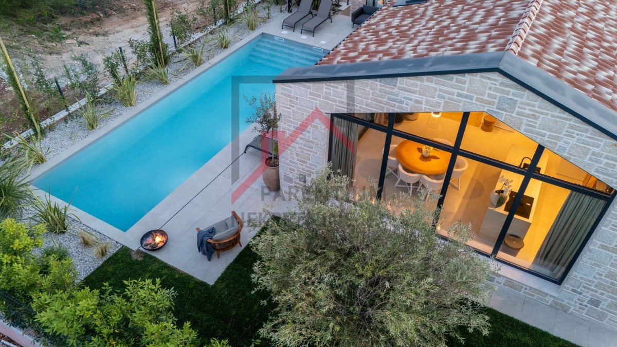 Istra, območje Poreča - Moderna enonadstropna vila, tri spalnice, ogrevan bazen, urejen vrt, parkirišče