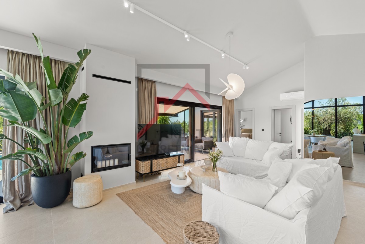 Istra, območje Poreča - Moderna enonadstropna vila, tri spalnice, ogrevan bazen, urejen vrt, parkirišče