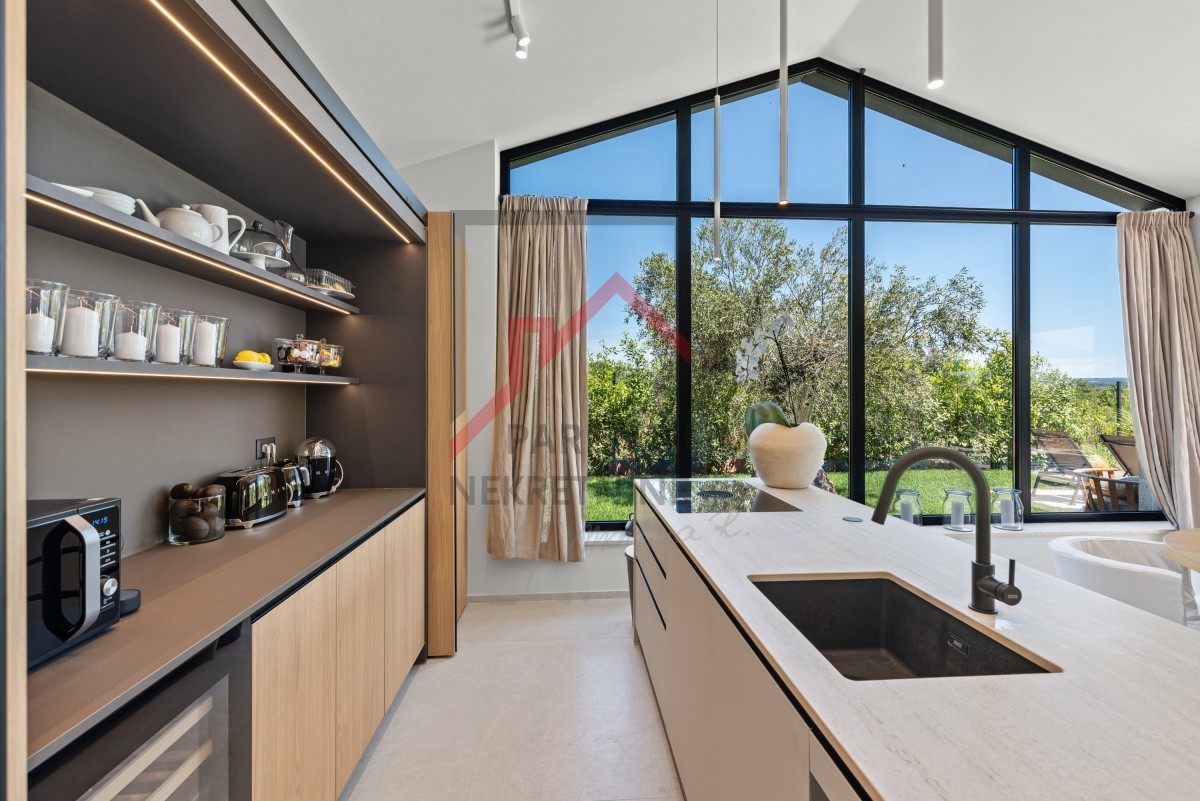 Istra, območje Poreča - Moderna enonadstropna vila, tri spalnice, ogrevan bazen, urejen vrt, parkirišče