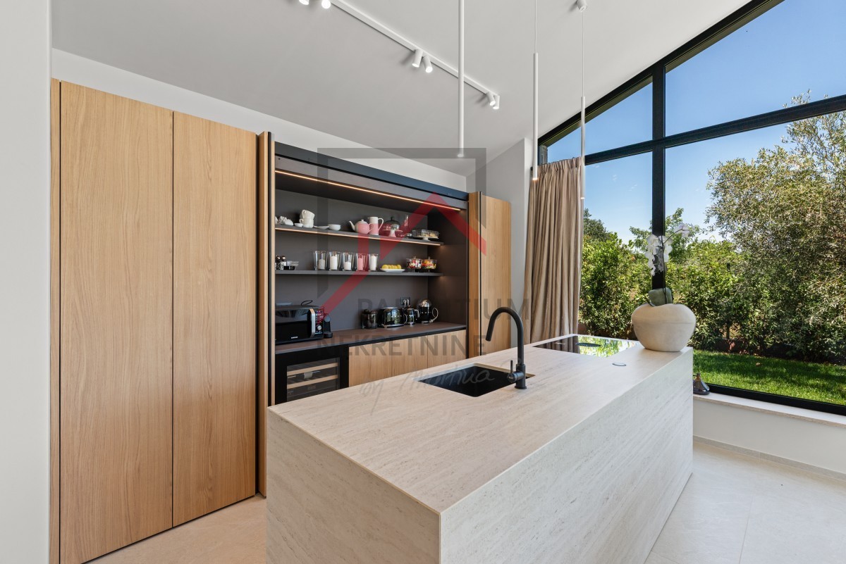 Istra, območje Poreča - Moderna enonadstropna vila, tri spalnice, ogrevan bazen, urejen vrt, parkirišče