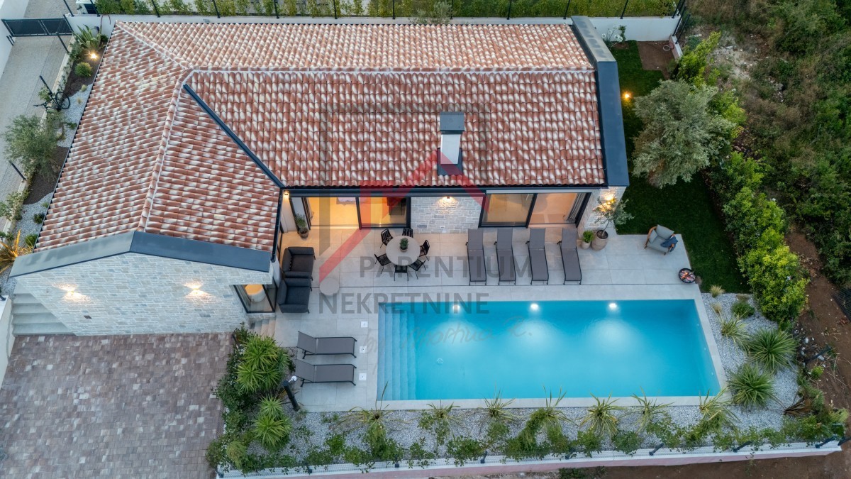 Istra, območje Poreča - Moderna enonadstropna vila, tri spalnice, ogrevan bazen, urejen vrt, parkirišče