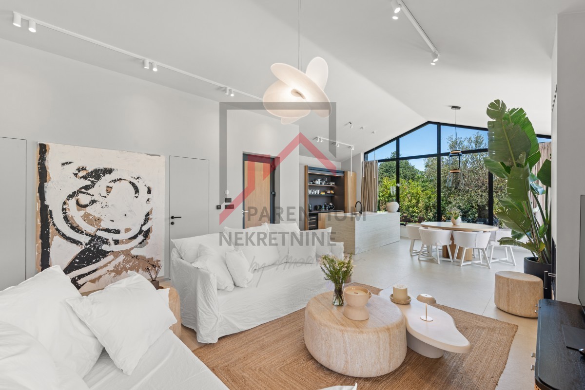 Istra, območje Poreča - Moderna enonadstropna vila, tri spalnice, ogrevan bazen, urejen vrt, parkirišče