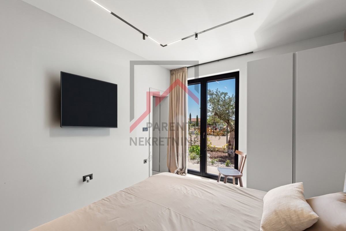 Istra, območje Poreča - Moderna enonadstropna vila, tri spalnice, ogrevan bazen, urejen vrt, parkirišče