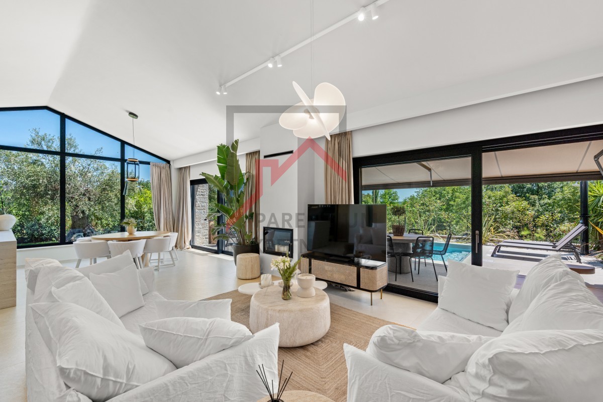 Istra, območje Poreča - Moderna enonadstropna vila, tri spalnice, ogrevan bazen, urejen vrt, parkirišče