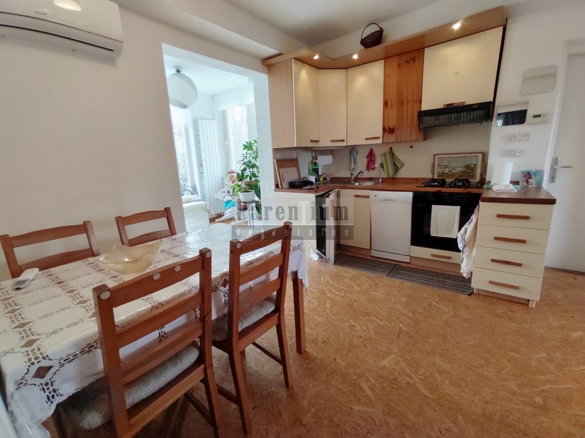 Poreč, hiša z dvema apartmajema v neposredni bližini