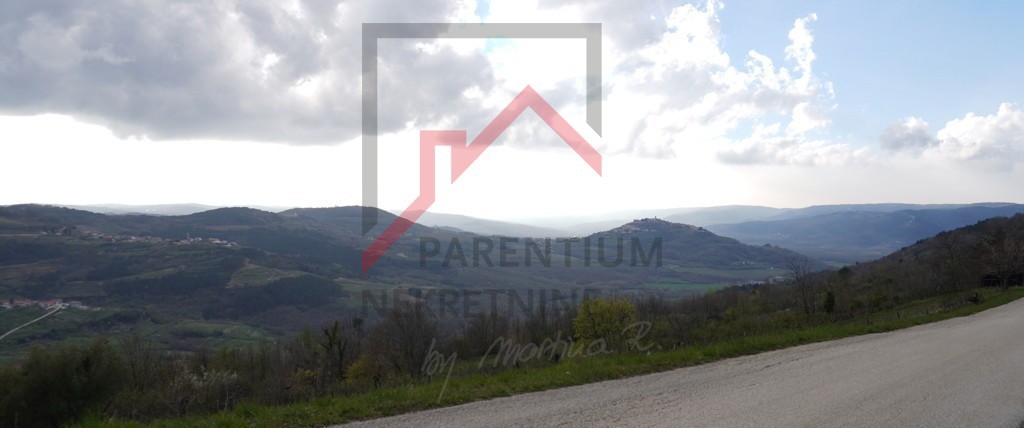 Motovun, okolica, zemljišče s pogledom na Motovun!