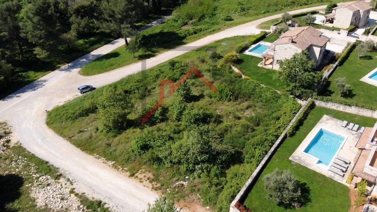 Istra, Lovreč - Ekskluzivno gradbeno zemljišče v mirni okolici z razgledom