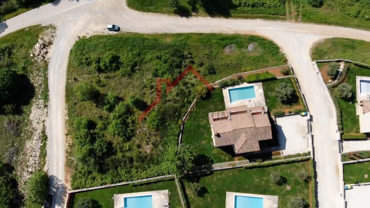 Istra, Lovreč - Ekskluzivno gradbeno zemljišče v mirni okolici z razgledom