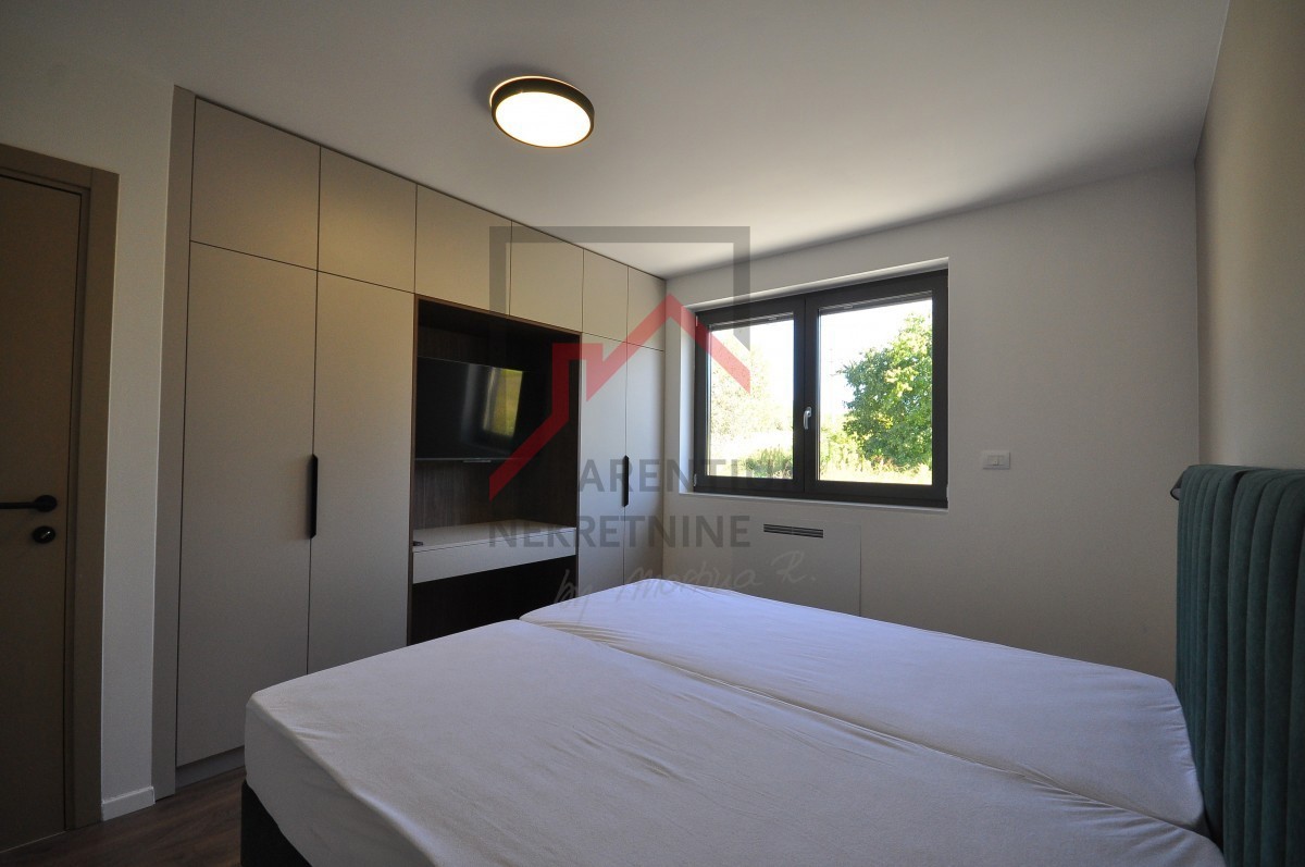 Opremljeno stanovanje v pritličju, z bazenom in tremi spalnicami!!!