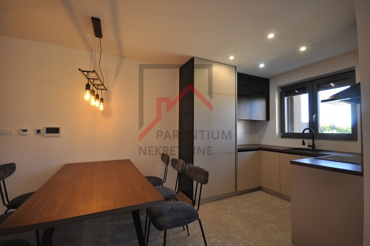 Opremljeno stanovanje v pritličju, z bazenom in tremi spalnicami!!!