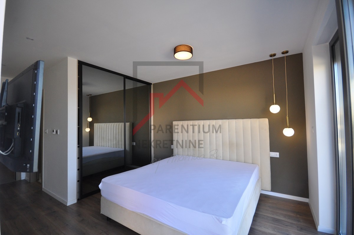 Opremljeno stanovanje v pritličju, z bazenom in tremi spalnicami!!!