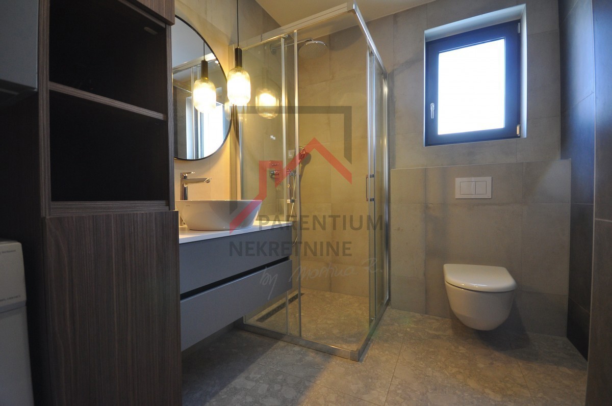 Opremljeno stanovanje v pritličju, z bazenom in tremi spalnicami!!!