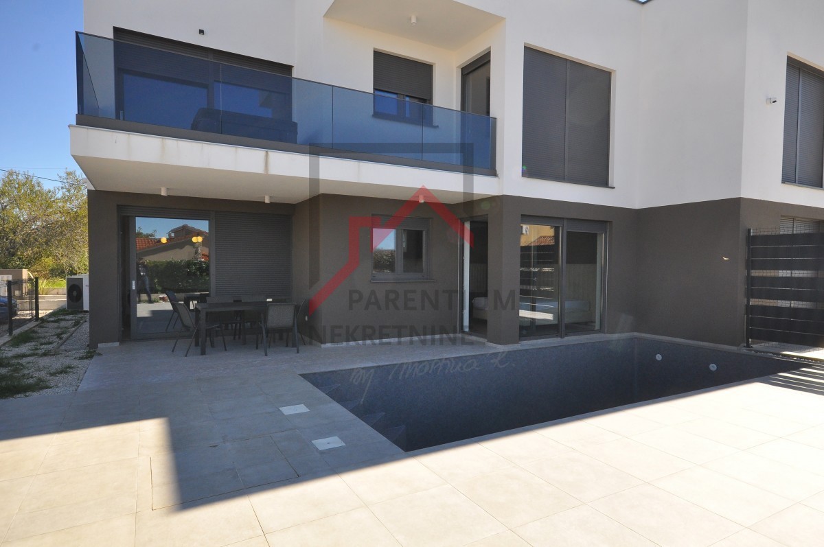 Opremljeno stanovanje v pritličju, z bazenom in tremi spalnicami!!!