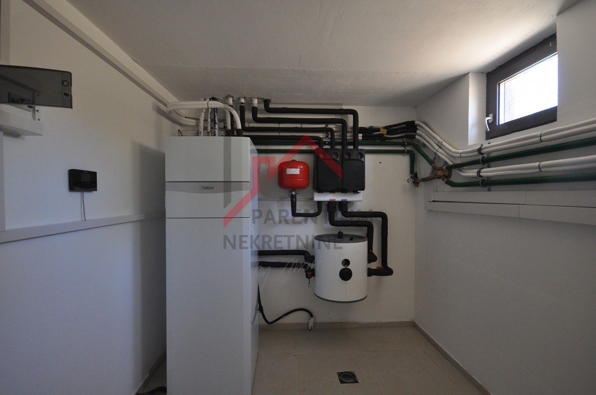 Opremljeno stanovanje v pritličju, z bazenom in tremi spalnicami!!!