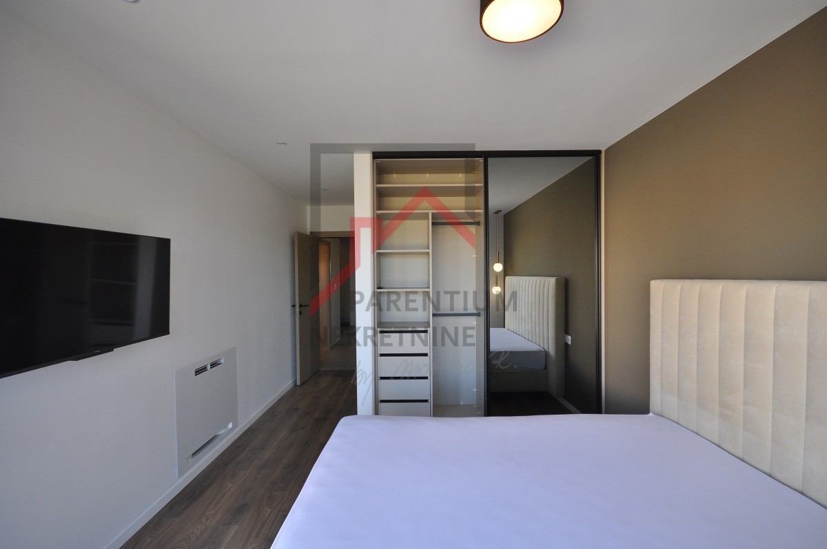 Opremljeno stanovanje v pritličju, z bazenom in tremi spalnicami!!!