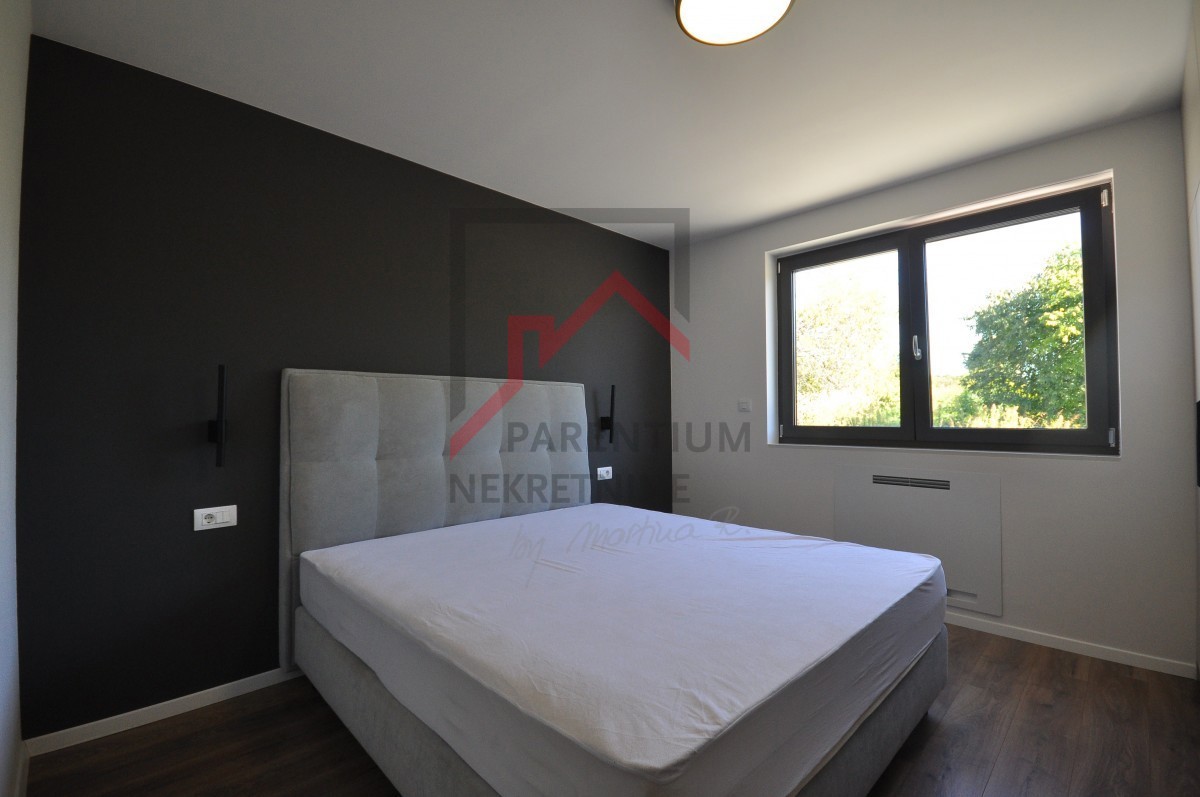 Opremljeno stanovanje v pritličju, z bazenom in tremi spalnicami!!!