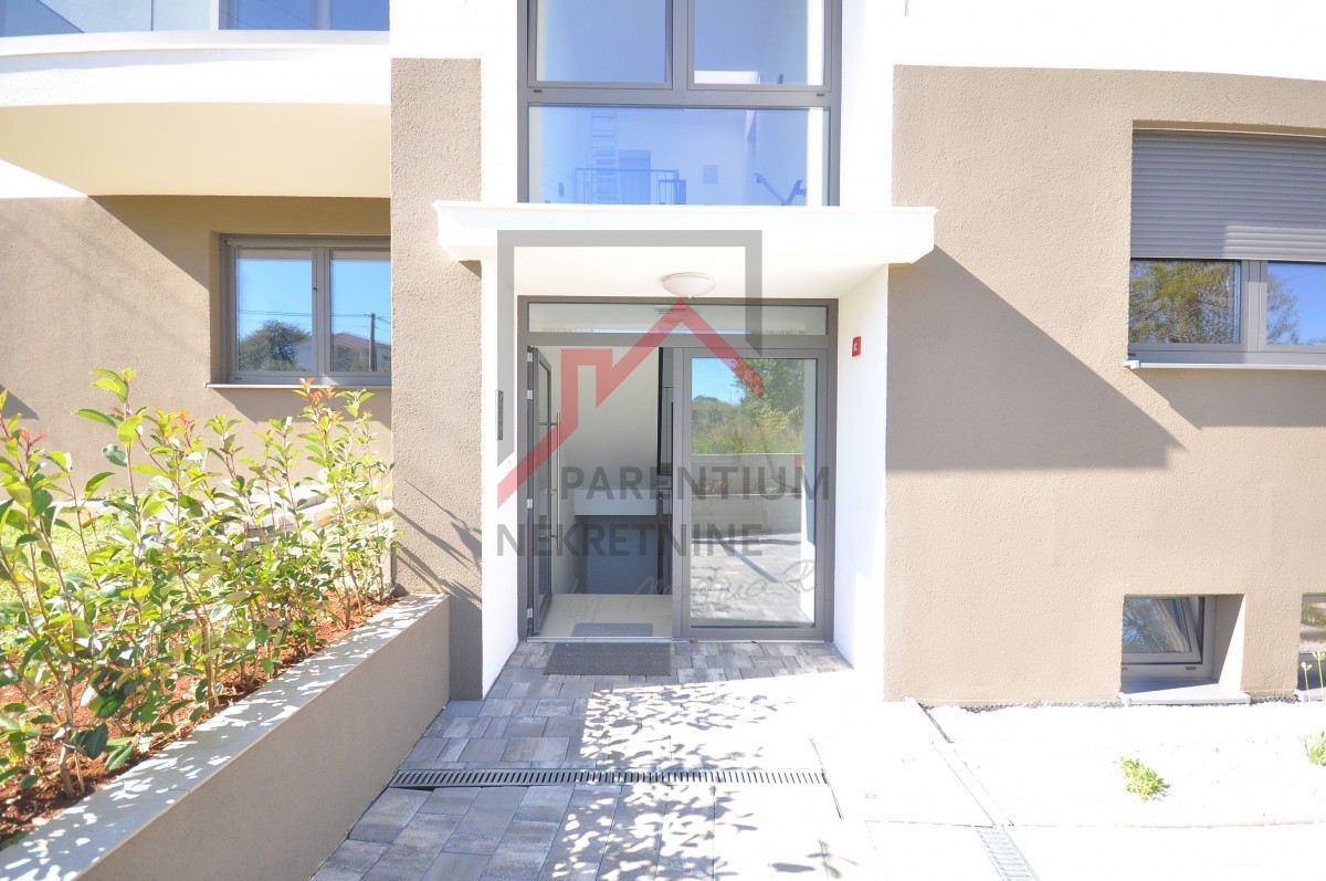 Opremljeno stanovanje v pritličju, z bazenom in tremi spalnicami!!!