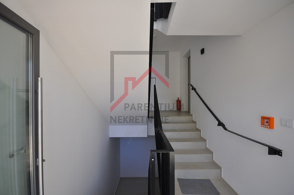 Opremljeno stanovanje v pritličju, z bazenom in tremi spalnicami!!!