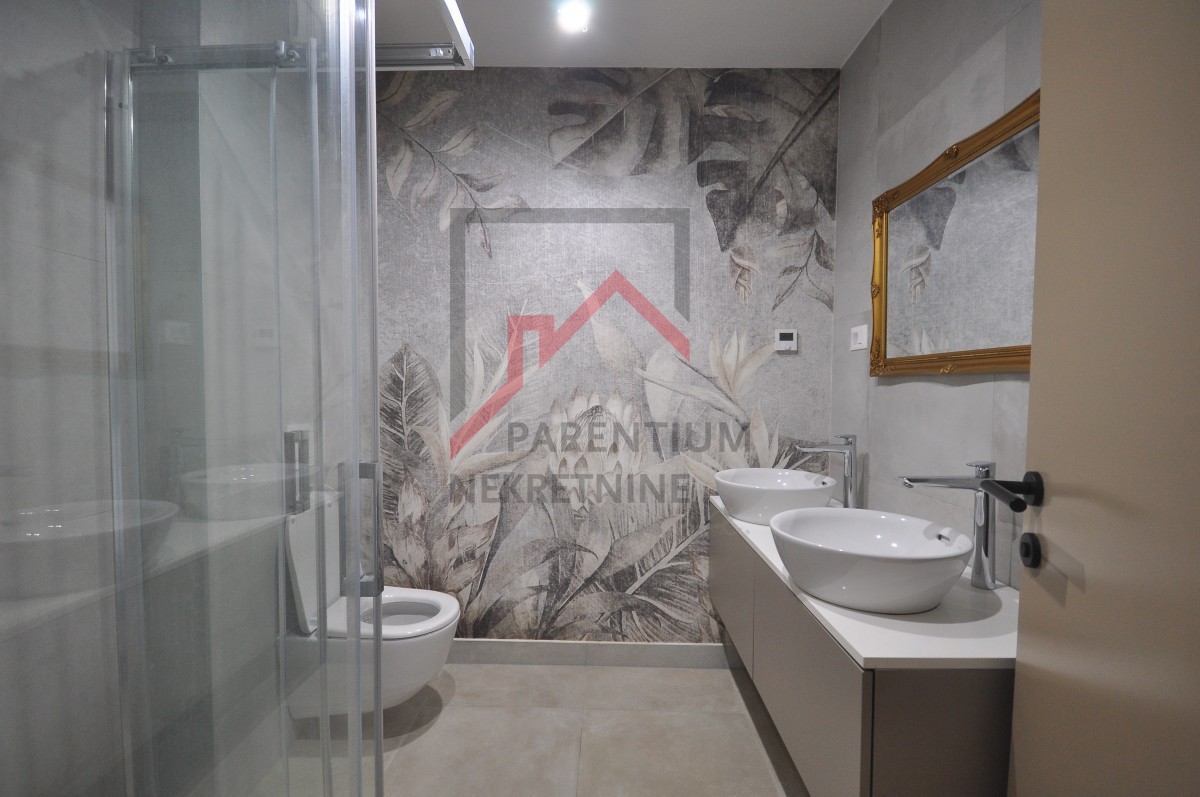 Opremljeno stanovanje v pritličju, z bazenom in tremi spalnicami!!!