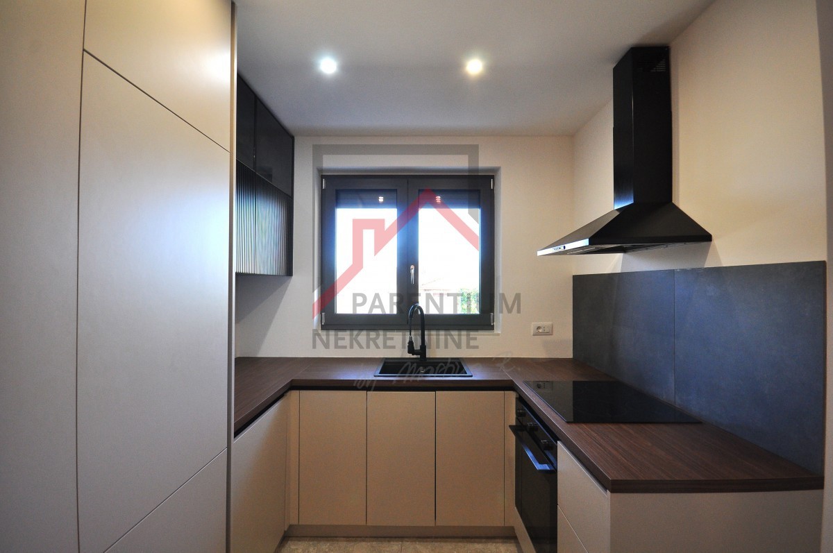 Opremljeno stanovanje v pritličju, z bazenom in tremi spalnicami!!!