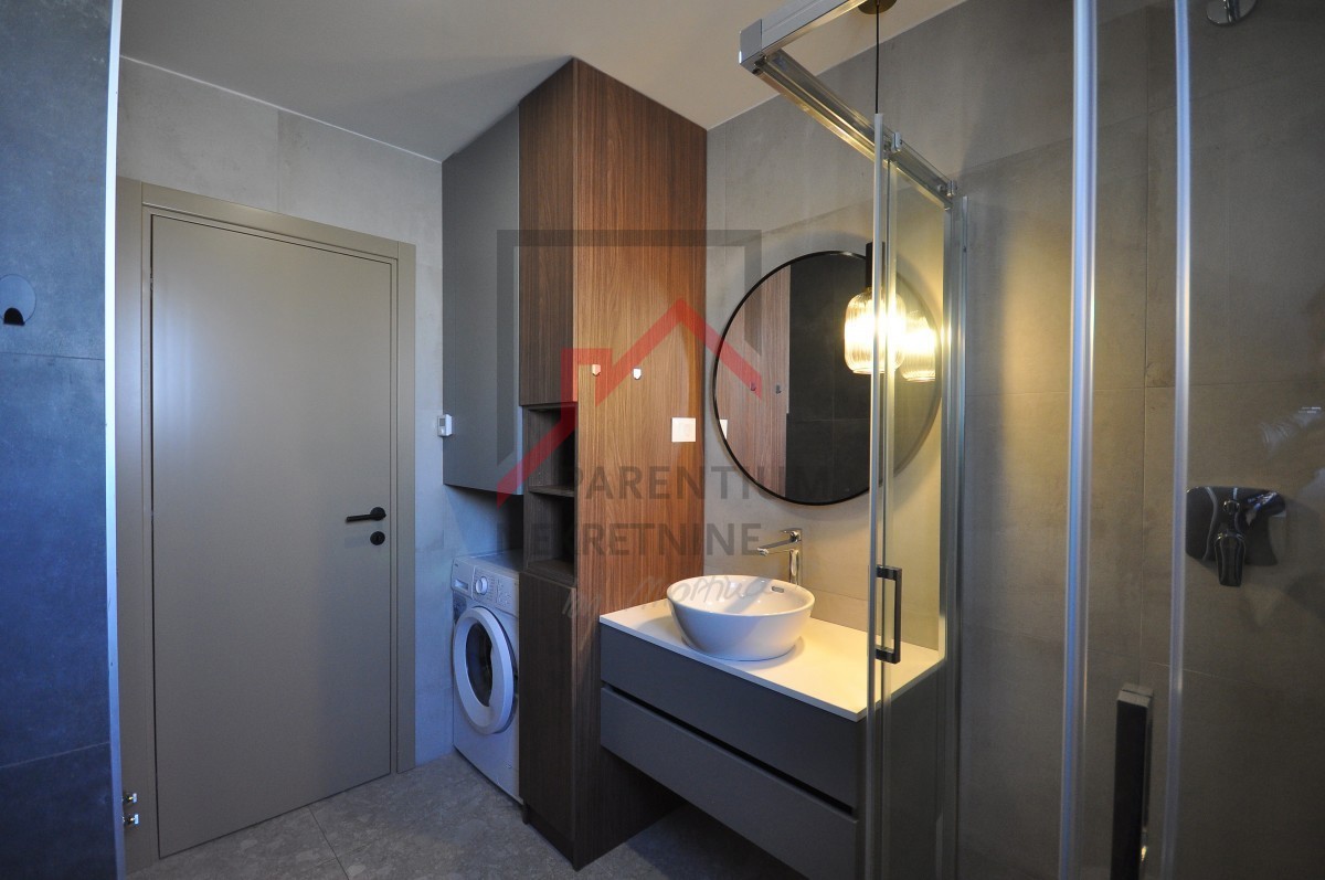 Opremljeno stanovanje v pritličju, z bazenom in tremi spalnicami!!!