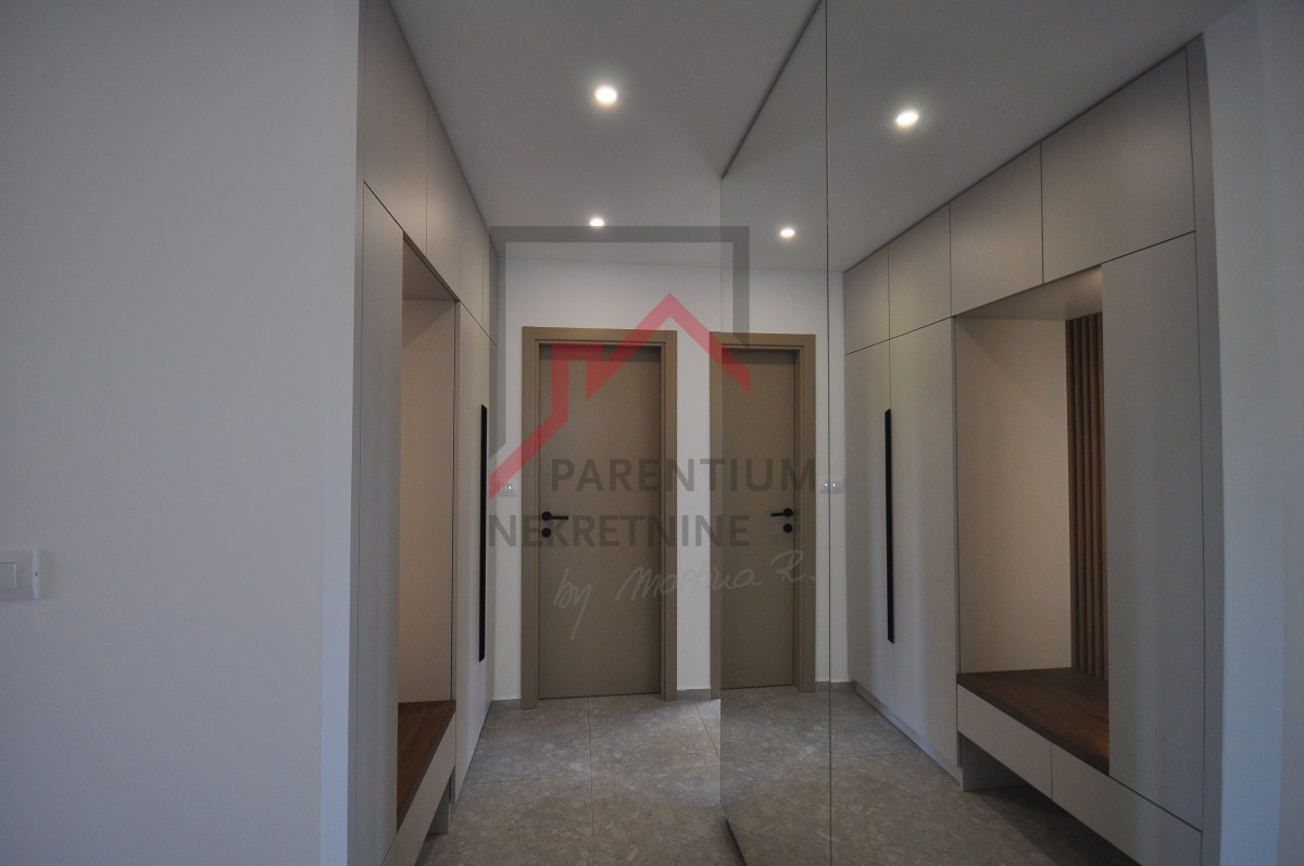 Opremljeno stanovanje v pritličju, z bazenom in tremi spalnicami!!!