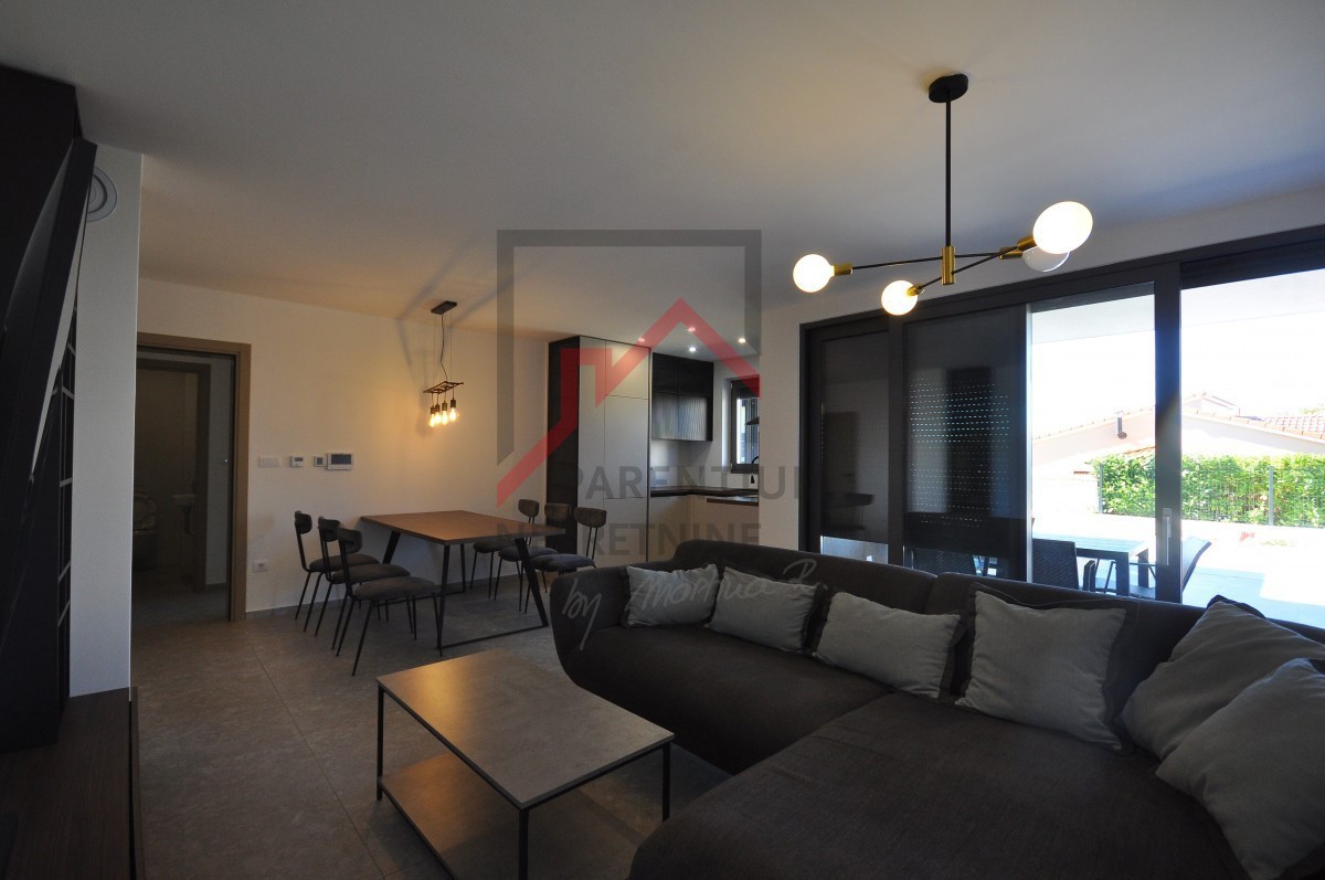 Opremljeno stanovanje v pritličju, z bazenom in tremi spalnicami!!!