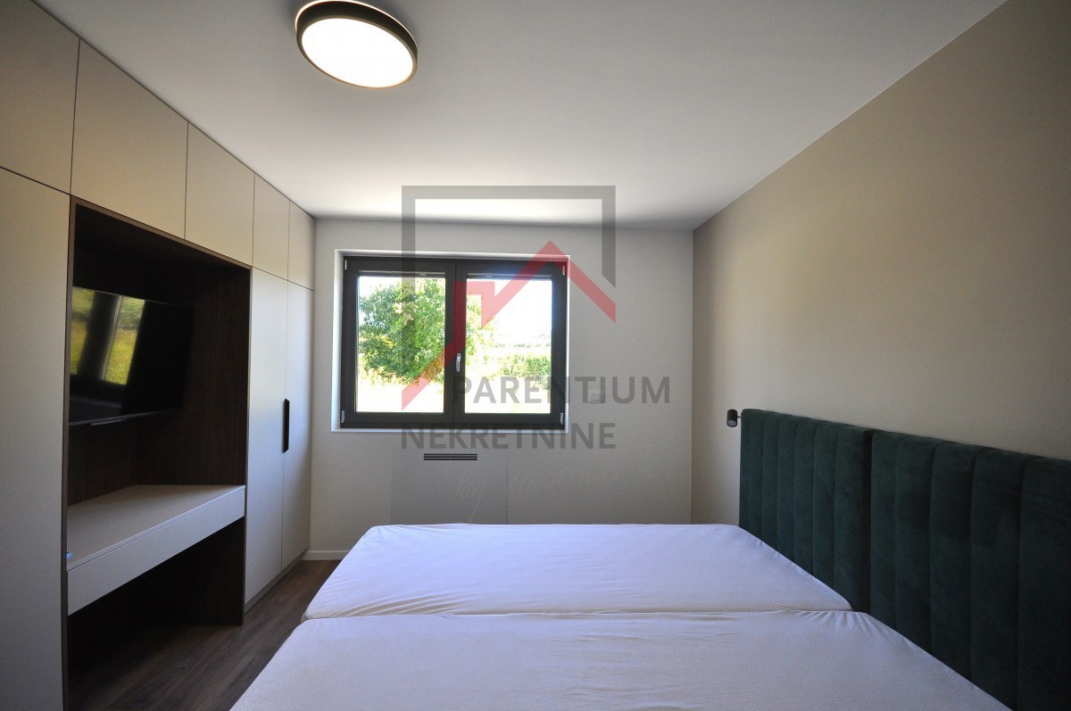 Opremljeno stanovanje v pritličju, z bazenom in tremi spalnicami!!!