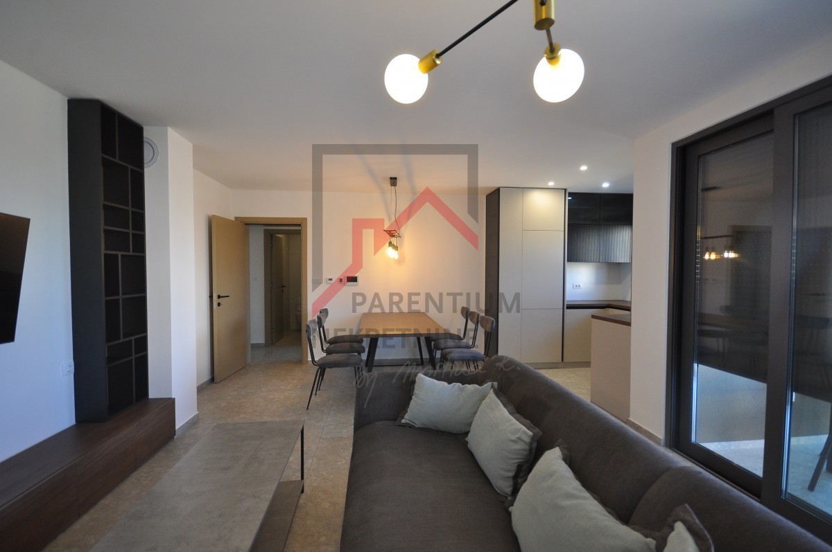 Opremljeno stanovanje v pritličju, z bazenom in tremi spalnicami!!!