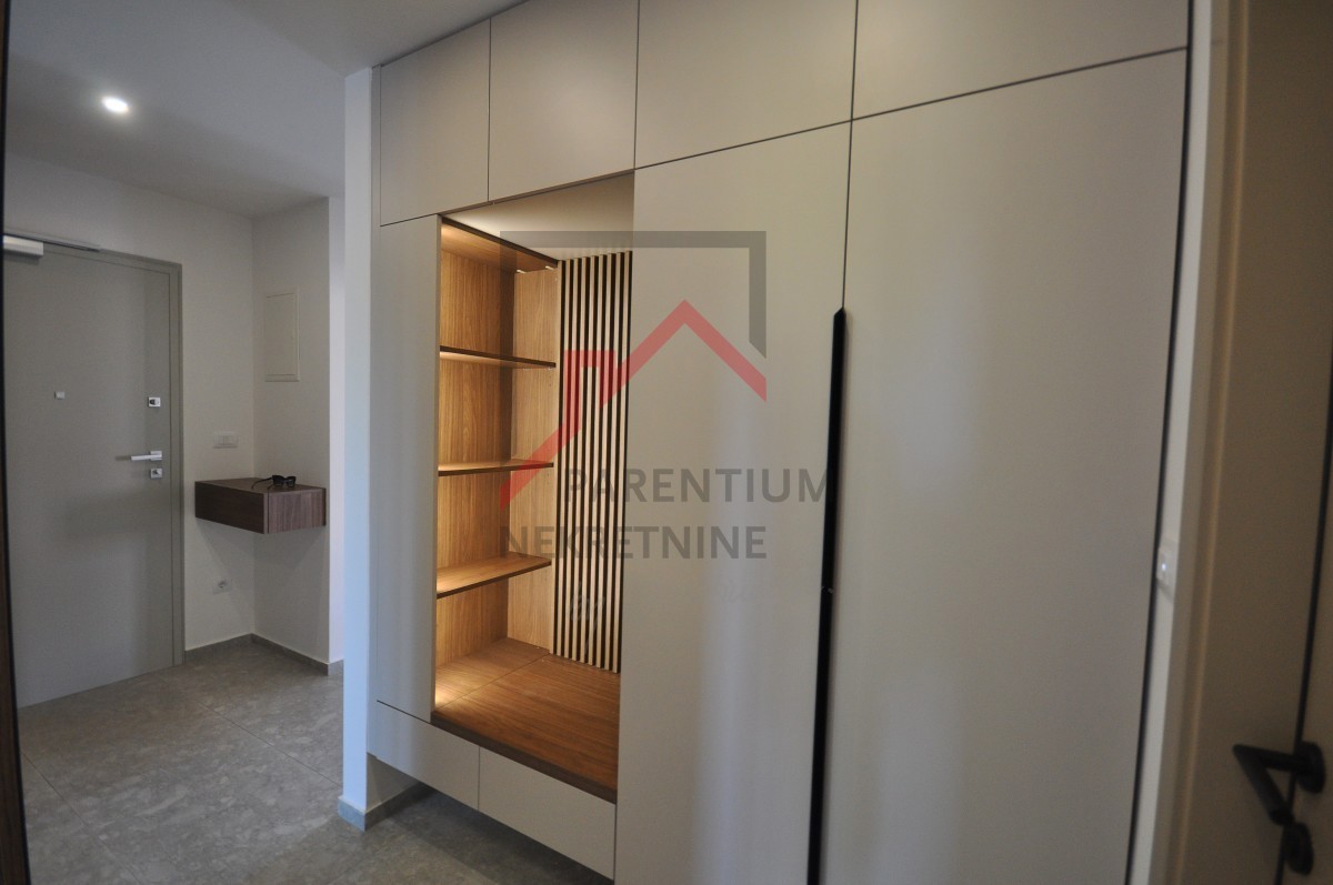 Opremljeno stanovanje v pritličju, z bazenom in tremi spalnicami!!!