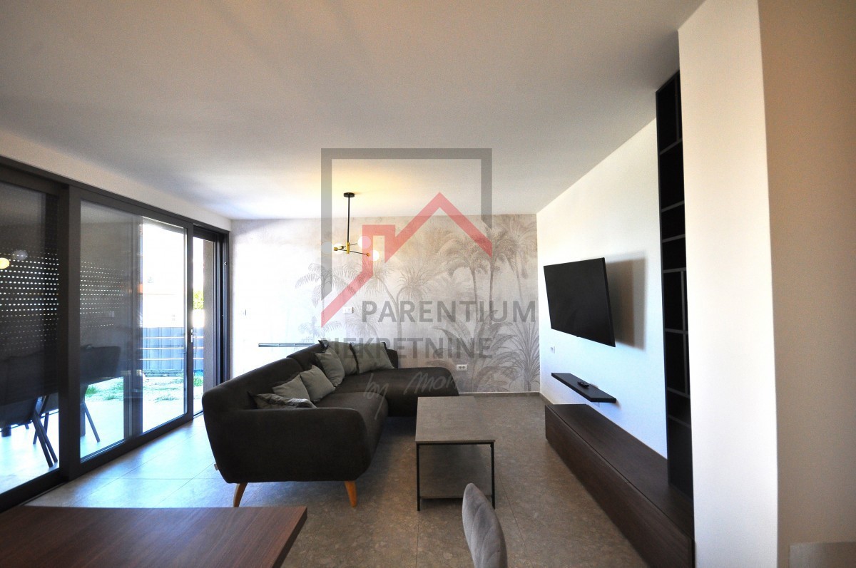 Opremljeno stanovanje v pritličju, z bazenom in tremi spalnicami!!!