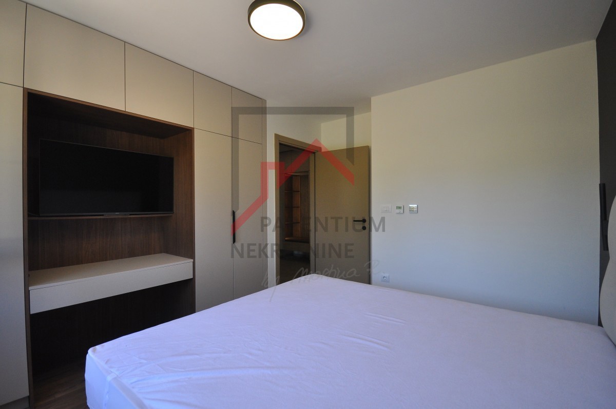 Opremljeno stanovanje v pritličju, z bazenom in tremi spalnicami!!!