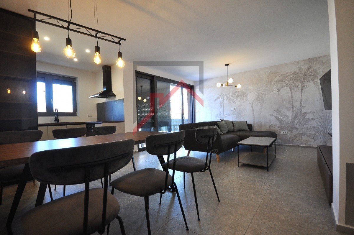 Opremljeno stanovanje v pritličju, z bazenom in tremi spalnicami!!!