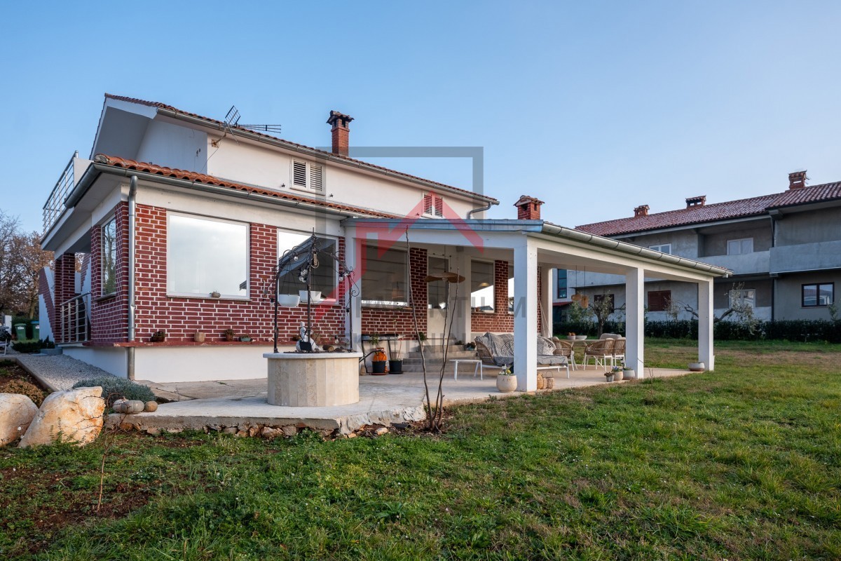 Istra, okolica Poreča – Samostojna hiša na 3.000 m² gradbenega zemljišča