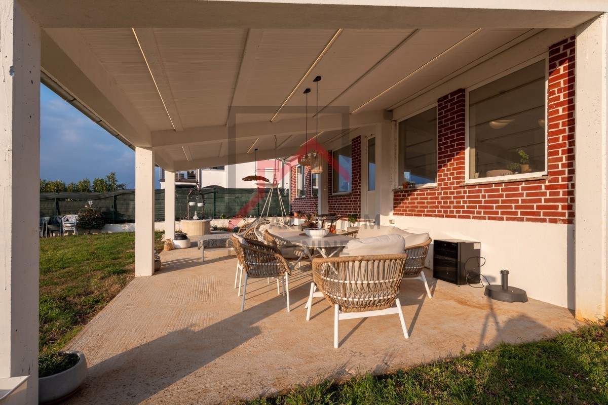 Istra, okolica Poreča – Samostojna hiša na 3.000 m² gradbenega zemljišča