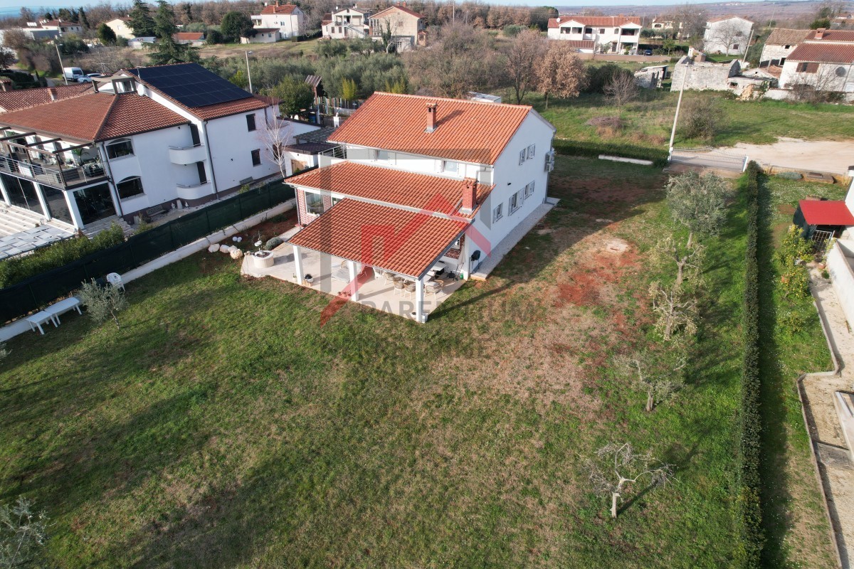 Istra, okolica Poreča – Samostojna hiša na 3.000 m² gradbenega zemljišča