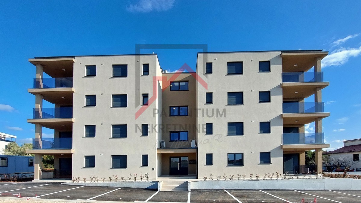 Poreč, okolica, novo stanovanje v pritličju, z dvema spalnicama, 2 parkirnima mestoma, kletjo in vrtom velikosti 180 m2