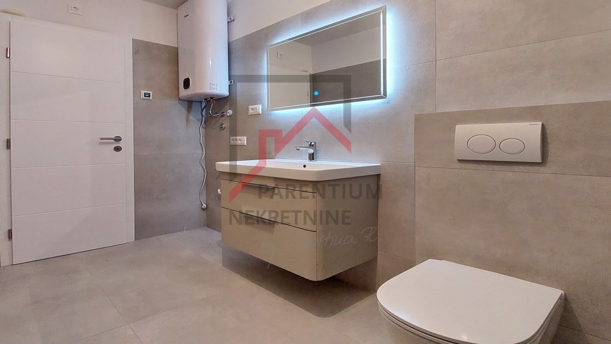 Poreč, okolica, novo stanovanje v pritličju, z dvema spalnicama, 2 parkirnima mestoma, kletjo in vrtom velikosti 180 m2