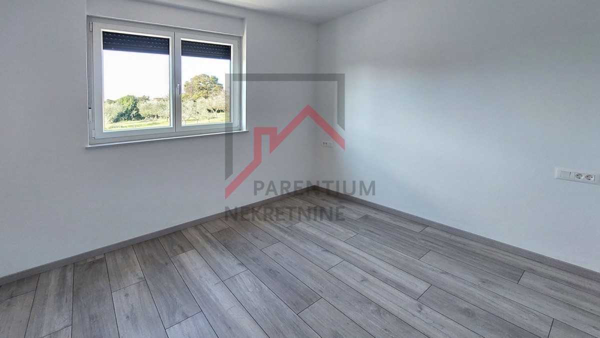 Poreč, okolica, novo stanovanje v pritličju, z dvema spalnicama, 2 parkirnima mestoma, kletjo in vrtom velikosti 180 m2