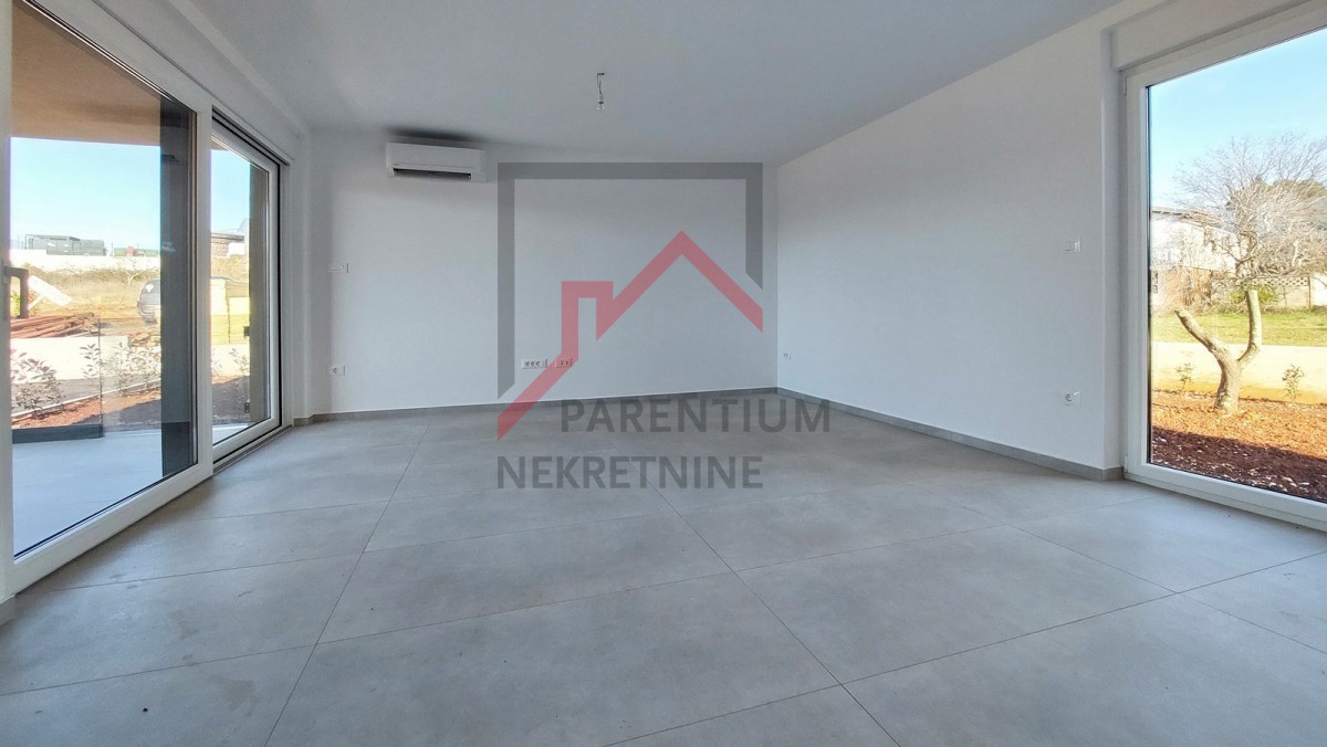 Poreč, okolica, novo stanovanje v pritličju, z dvema spalnicama, 2 parkirnima mestoma, kletjo in vrtom velikosti 180 m2