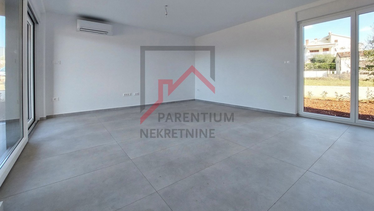 Poreč, okolica, novo stanovanje v pritličju, z dvema spalnicama, 2 parkirnima mestoma, kletjo in vrtom velikosti 180 m2