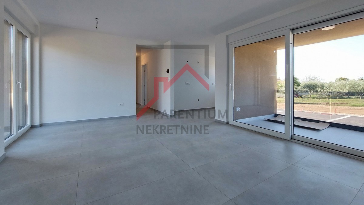 Poreč, okolica, novo stanovanje v pritličju, z dvema spalnicama, 2 parkirnima mestoma, kletjo in vrtom velikosti 180 m2