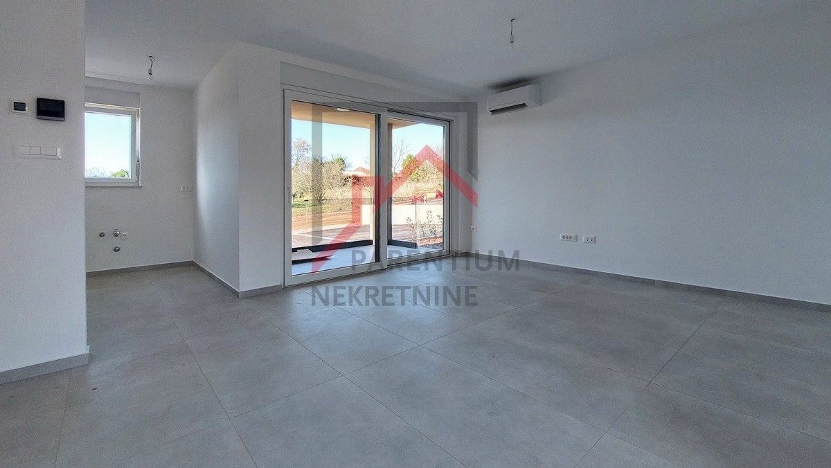 Poreč, okolica, novo stanovanje v pritličju, z dvema spalnicama, 2 parkirnima mestoma, kletjo in vrtom velikosti 180 m2