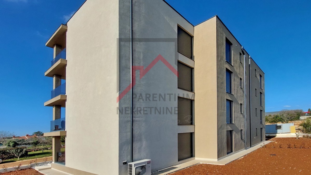 Poreč, okolica, novo stanovanje v pritličju, z dvema spalnicama, 2 parkirnima mestoma, kletjo in vrtom velikosti 180 m2