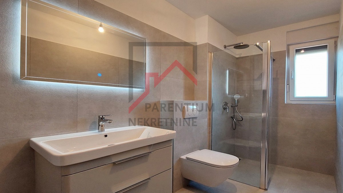 Poreč, okolica, novo stanovanje v pritličju, z dvema spalnicama, 2 parkirnima mestoma, kletjo in vrtom velikosti 180 m2