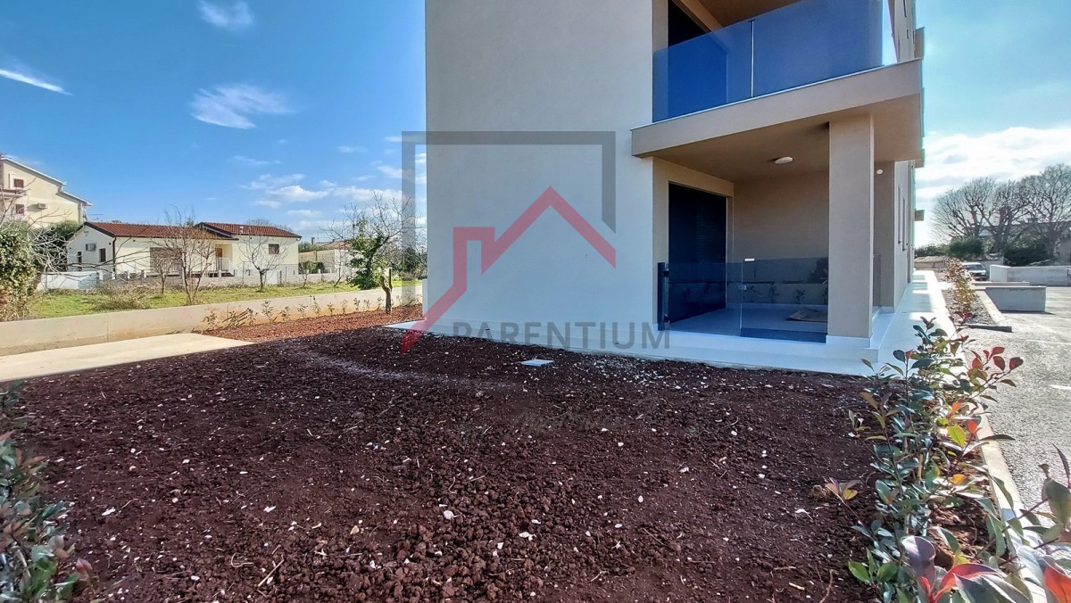 Poreč, okolica, novo stanovanje v pritličju, z dvema spalnicama, 2 parkirnima mestoma, kletjo in vrtom velikosti 180 m2
