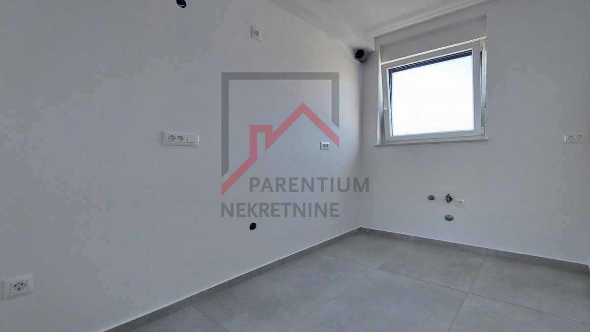 Poreč, okolica, novo stanovanje v pritličju, z dvema spalnicama, 2 parkirnima mestoma, kletjo in vrtom velikosti 180 m2