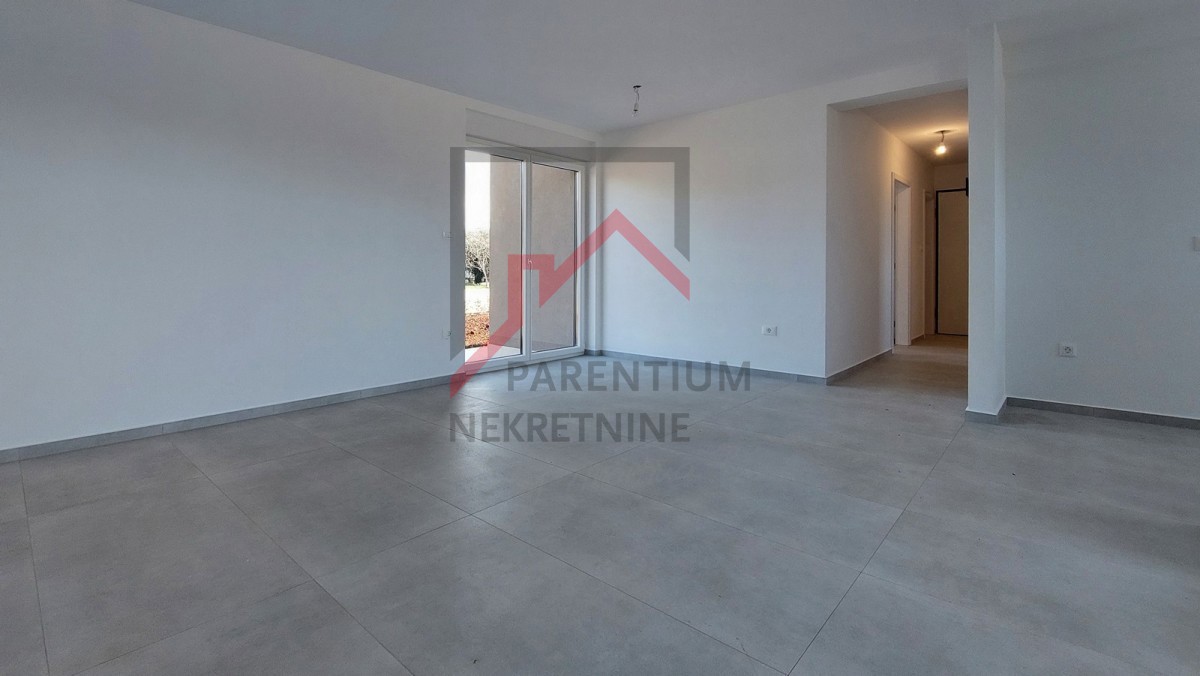 Poreč, okolica, novo stanovanje v pritličju, z dvema spalnicama, 2 parkirnima mestoma, kletjo in vrtom velikosti 180 m2