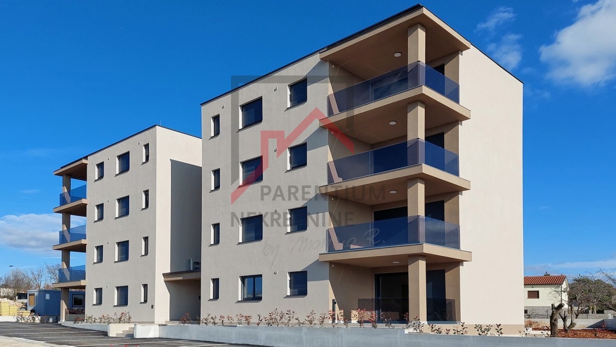 Poreč, okolica, novo stanovanje v pritličju, z dvema spalnicama, 2 parkirnima mestoma, kletjo in vrtom velikosti 180 m2